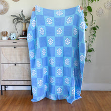 Load image into Gallery viewer, Blue Daisy Blanket
