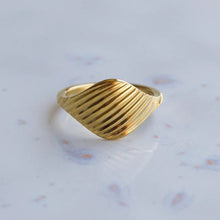 Load image into Gallery viewer, Kasserine Scallop Ring
