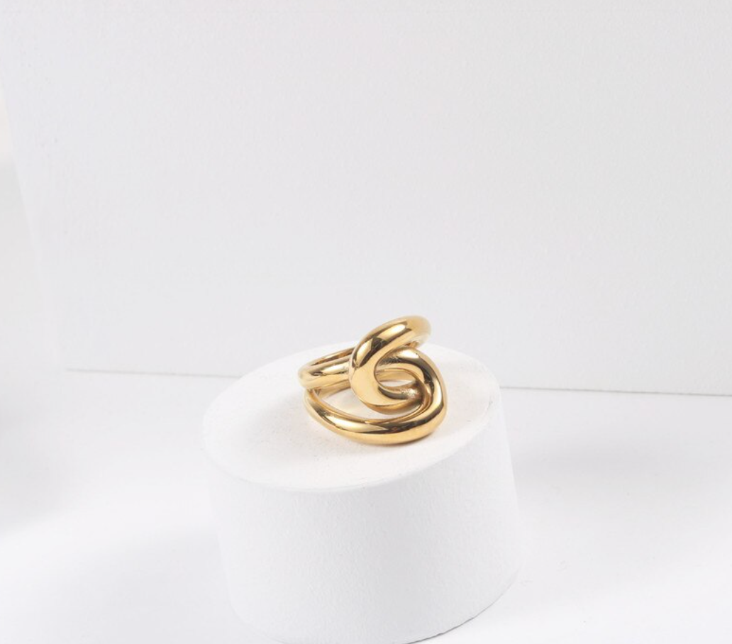 Intertwined Bold Knot Ring